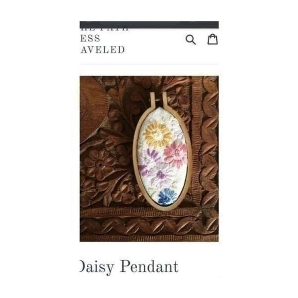 Embroidered daisy floral necklace A path less raveled cottagecore log dangle loo - Picture 2 of 5